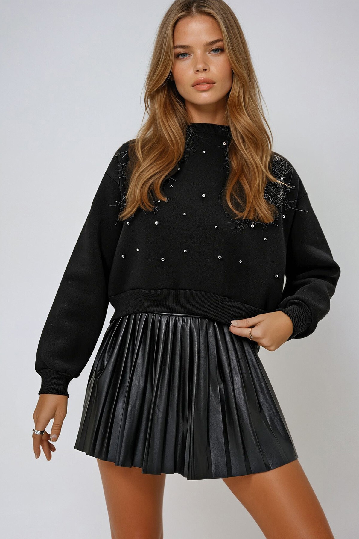 Siyah Bisiklet Yaka Önü İnci Çakmalı Üç İplik Şardonlu Sweatshırt