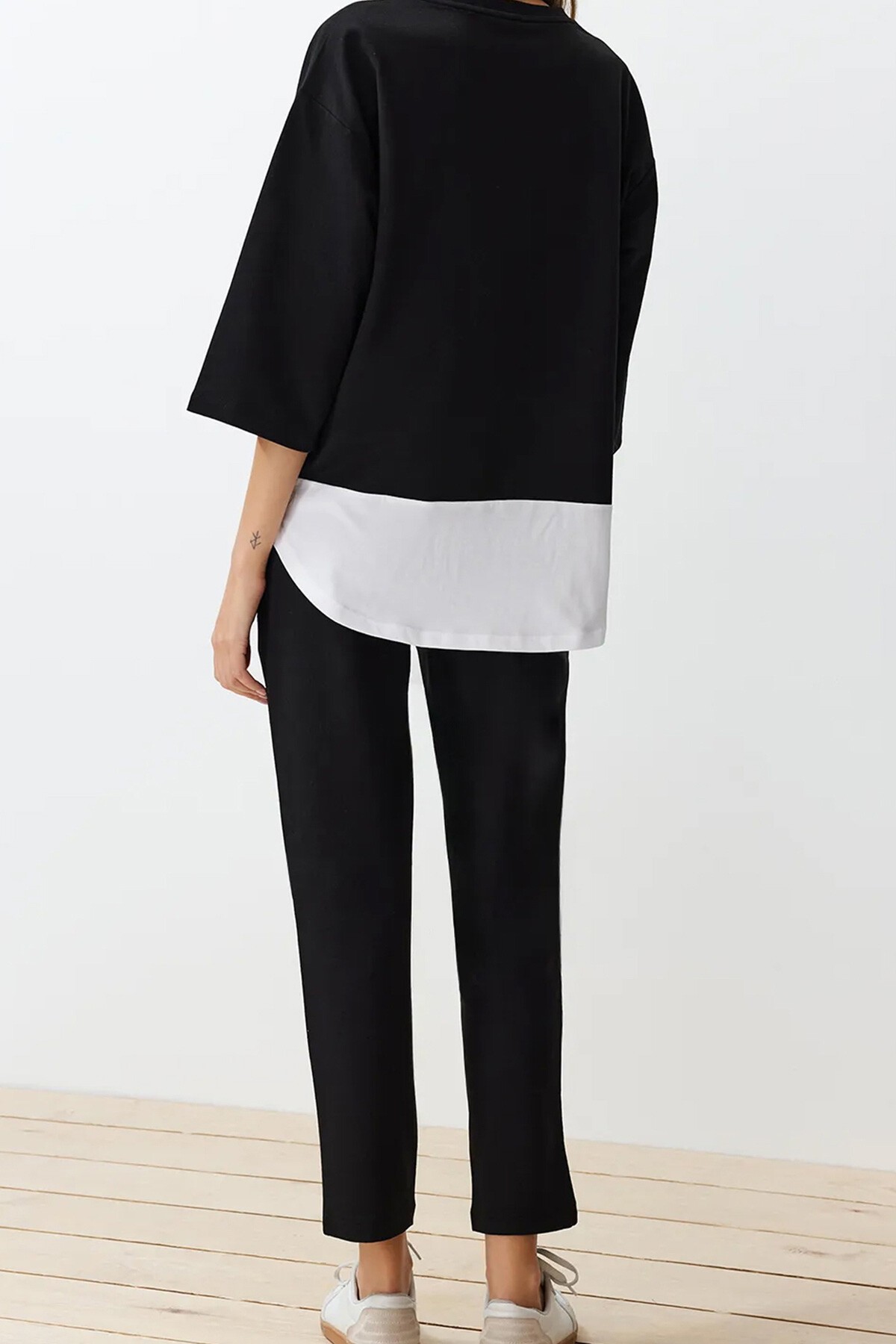 Siyah Bisiklet Yaka Renk Garnili Bluz Ve Çift Cepli Nervür Dikişli Pantolon İkili Takım