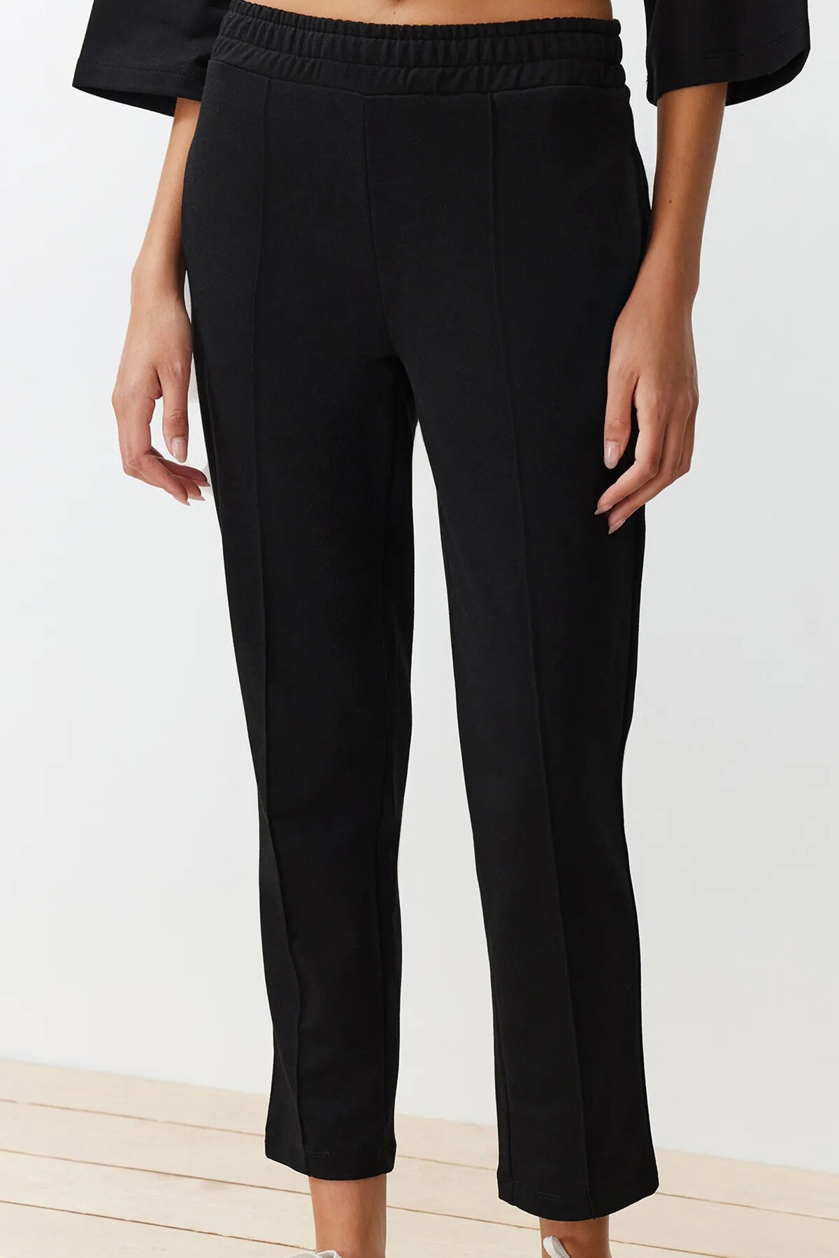 Siyah Bisiklet Yaka Renk Garnili Bluz Ve Çift Cepli Nervür Dikişli Pantolon İkili Takım