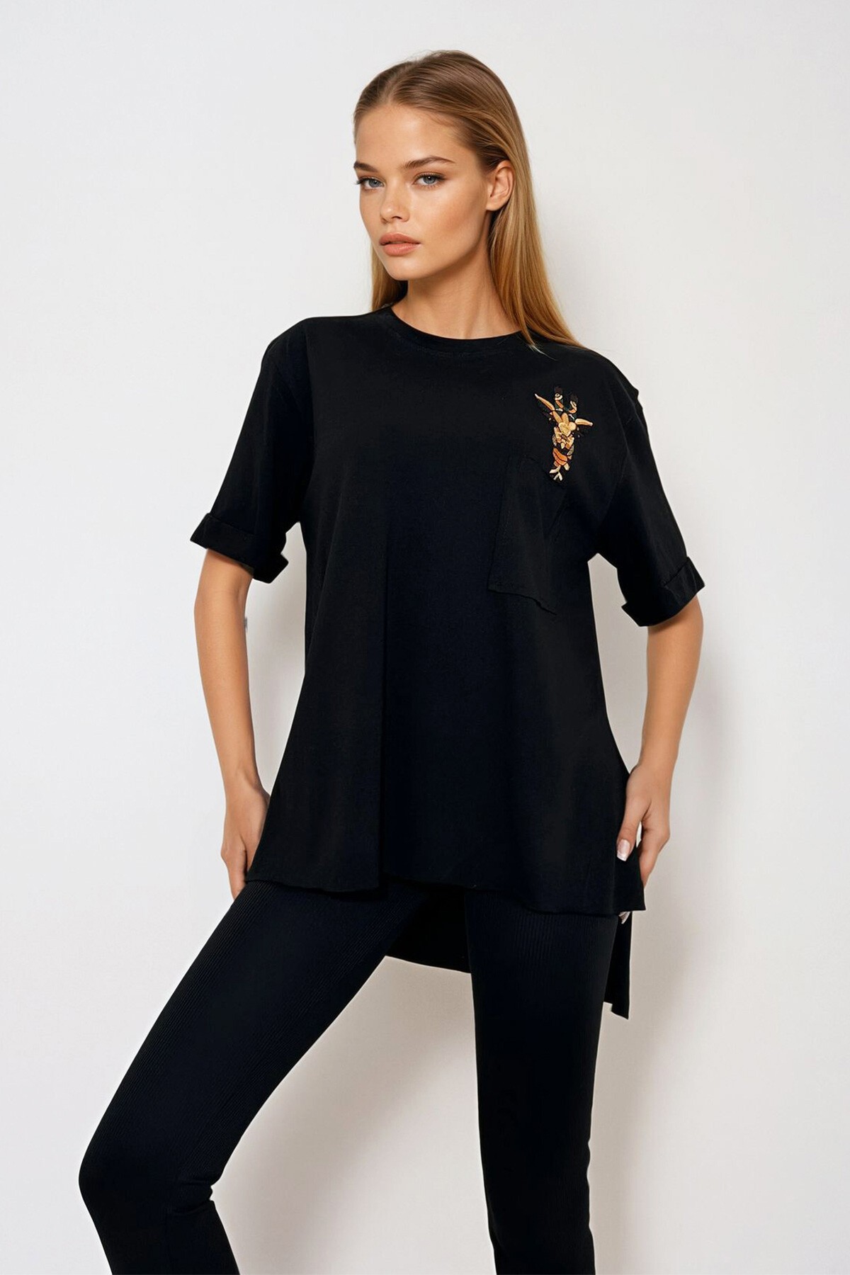 Siyah Bisiklet Yaka Tek Cepli Zürafa Nakış İşlemeli Duble Kol Lazer Kesim Oversize T Shirt