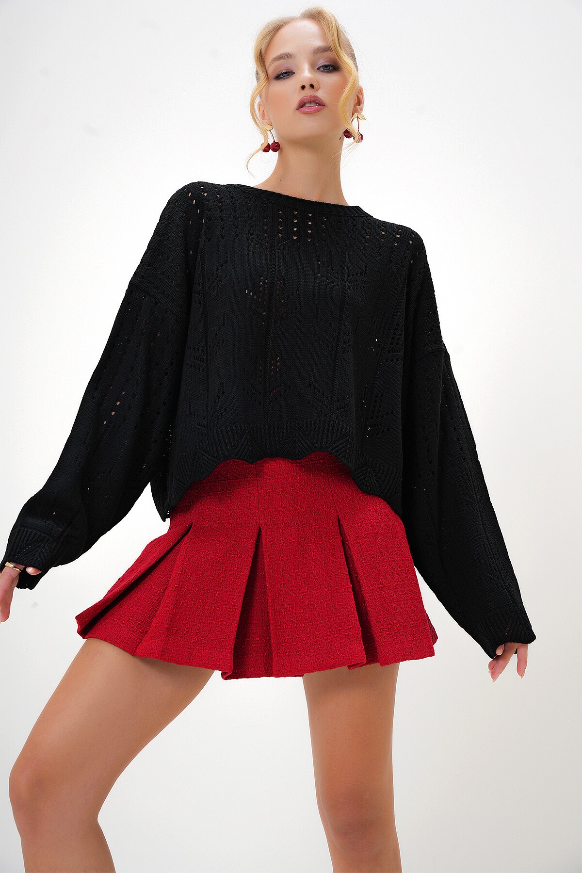 Siyah Bisiklet Yaka Verev Desenli Crop Triko Kazak