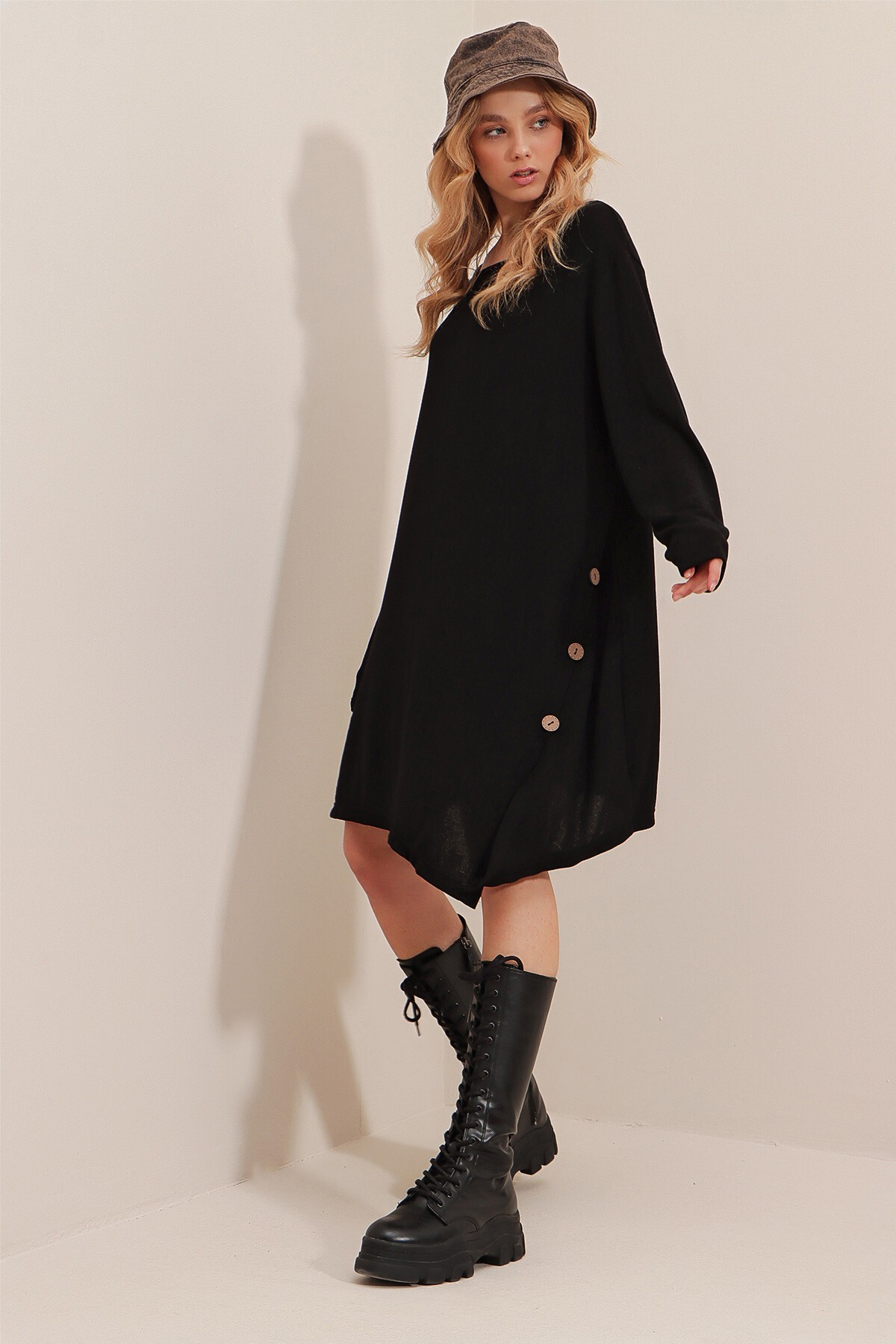 Siyah Bisiklet Yaka Yanları Yırtmaç Ve Düğmeli Elbise