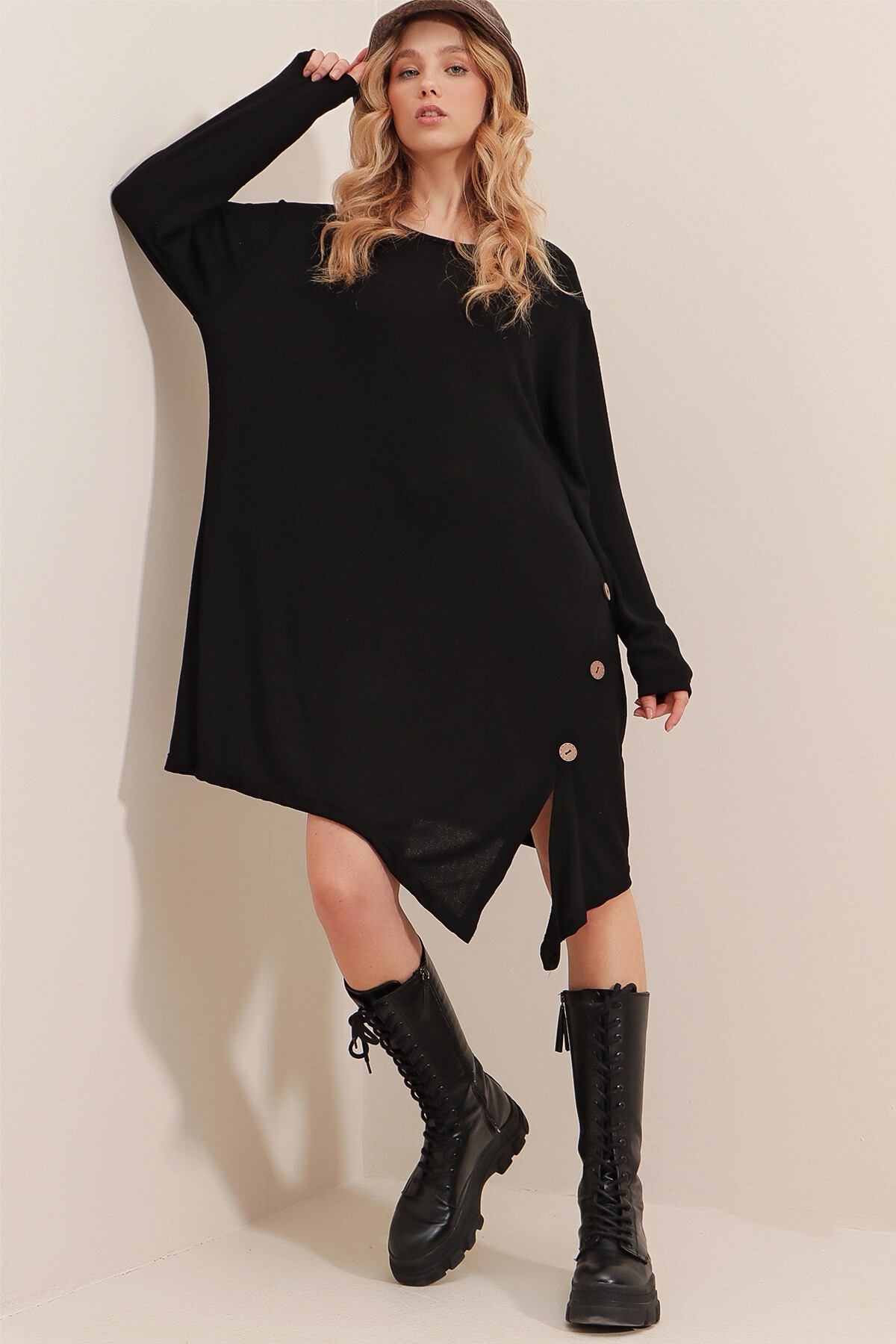 Siyah Bisiklet Yaka Yanları Yırtmaç Ve Düğmeli Elbise