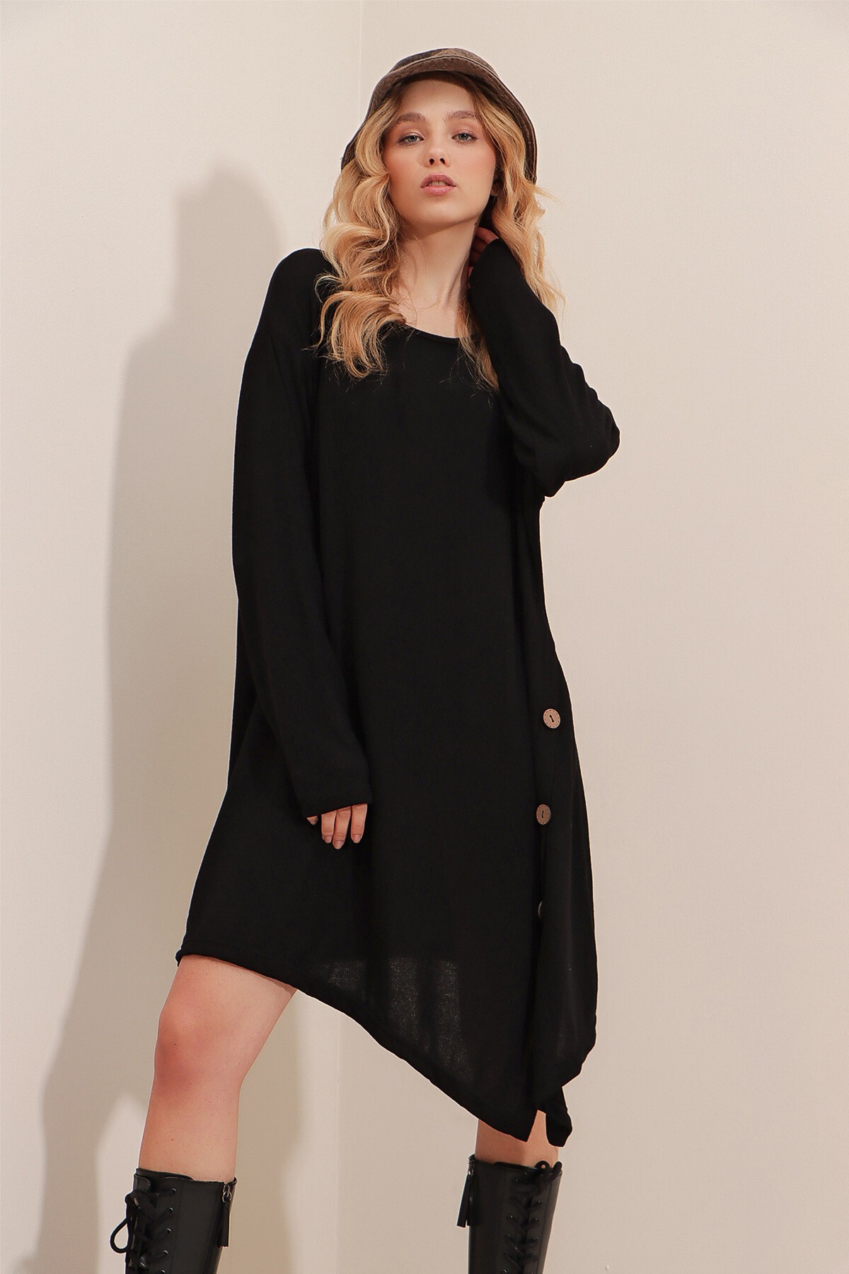 Siyah Bisiklet Yaka Yanları Yırtmaç Ve Düğmeli Elbise