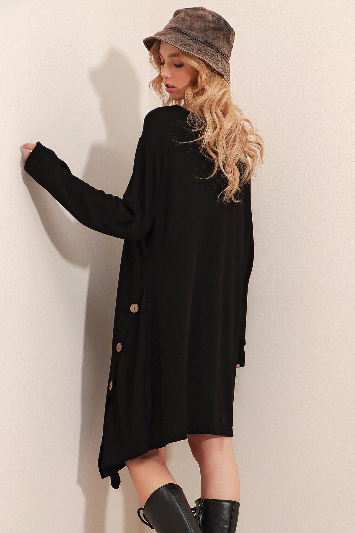 Siyah Bisiklet Yaka Yanları Yırtmaç Ve Düğmeli Elbise