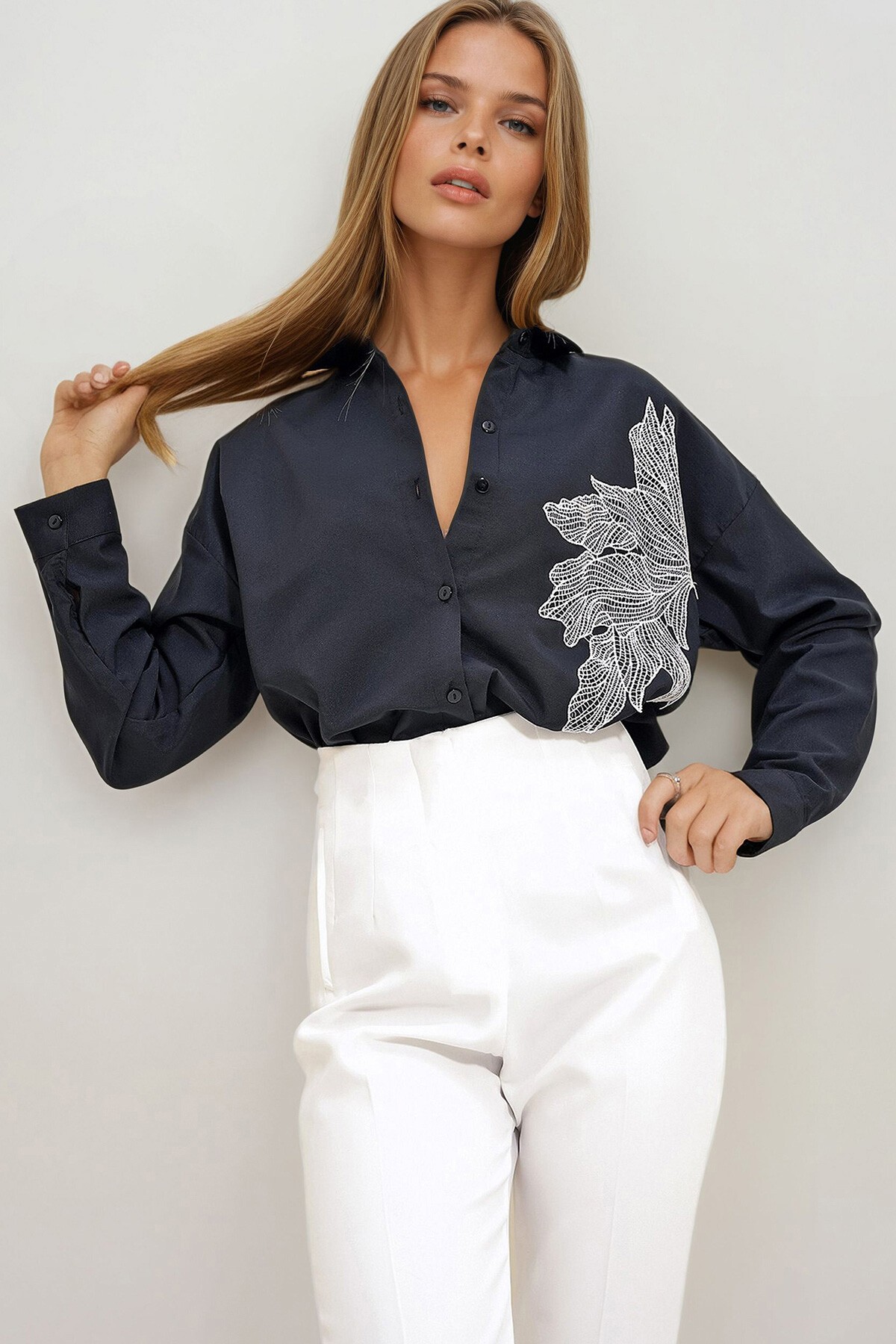 Siyah Çiçek Nakışlı Oversize Dokuma Gömlek