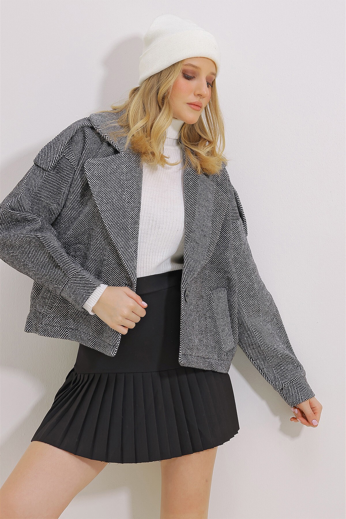 Siyah Çift Cepli Crop Kaşe Mont