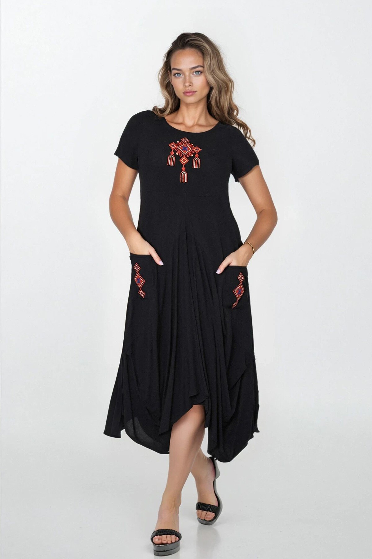 Siyah Çift Cepli Nakışlı Eteği Asimetrik Kesim Büyük Beden Elbise