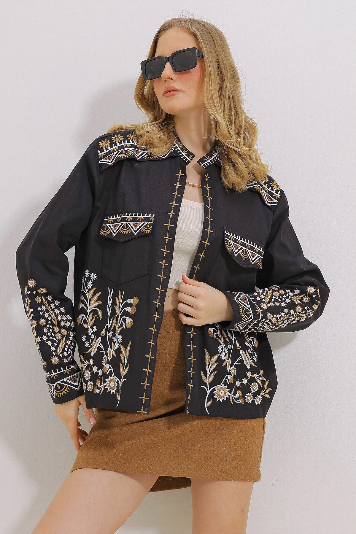 Siyah Çift Cepli Nakışlı Gabardin Ceket