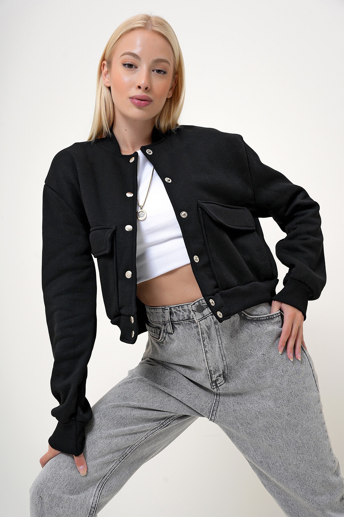 Siyah Çıt Çıt Kapamalı Çift Cepli İçi Şardonlu Crop Ceket