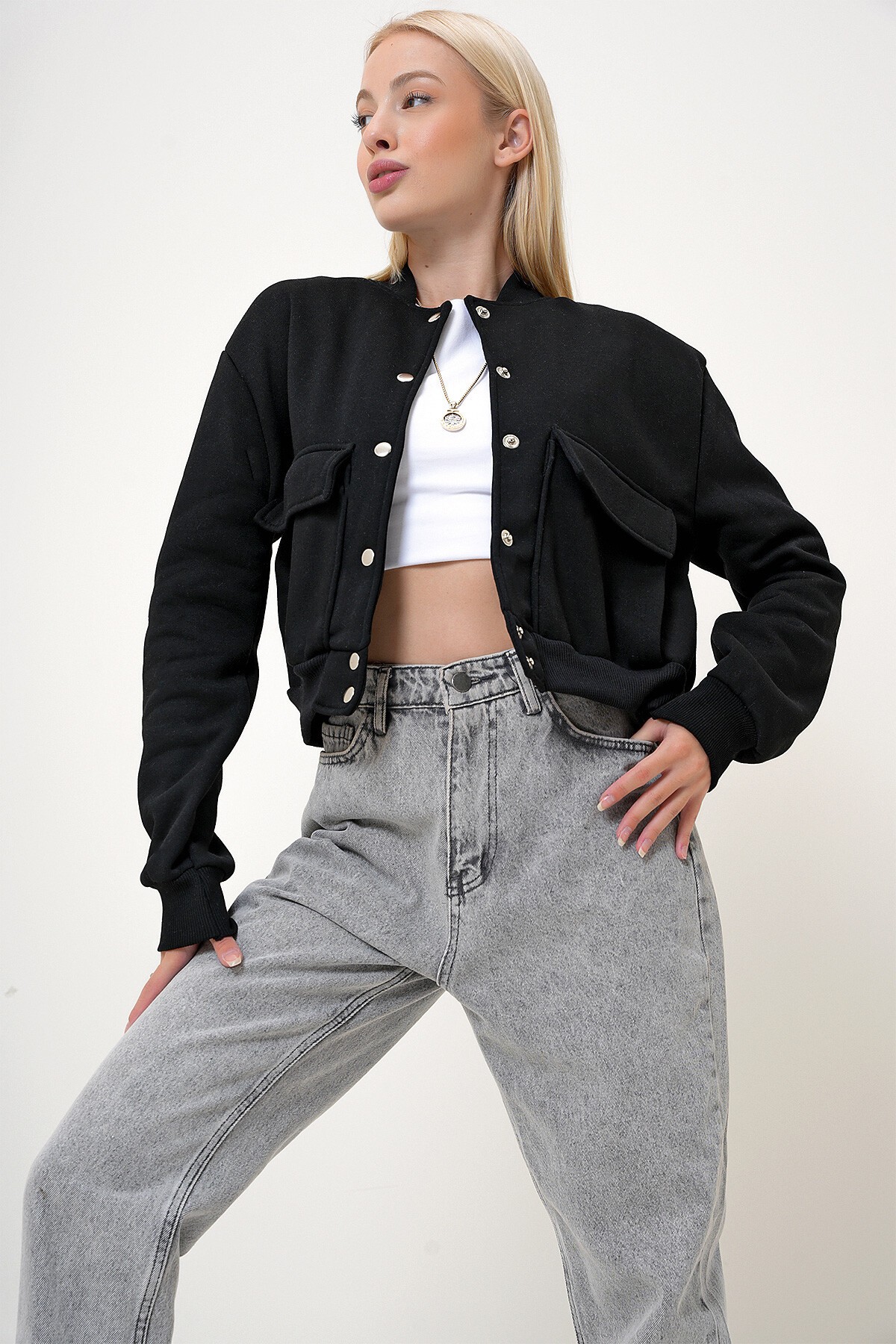 Siyah Çıt Çıt Kapamalı Çift Cepli İçi Şardonlu Crop Ceket