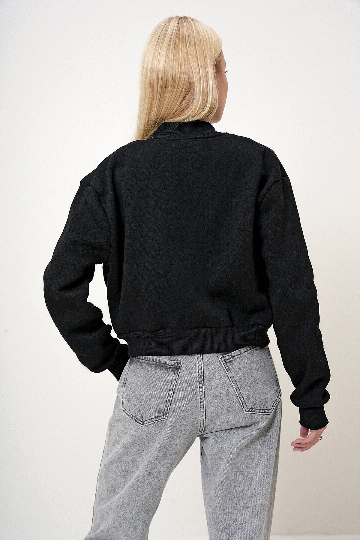 Siyah Çıt Çıt Kapamalı Çift Cepli İçi Şardonlu Crop Ceket