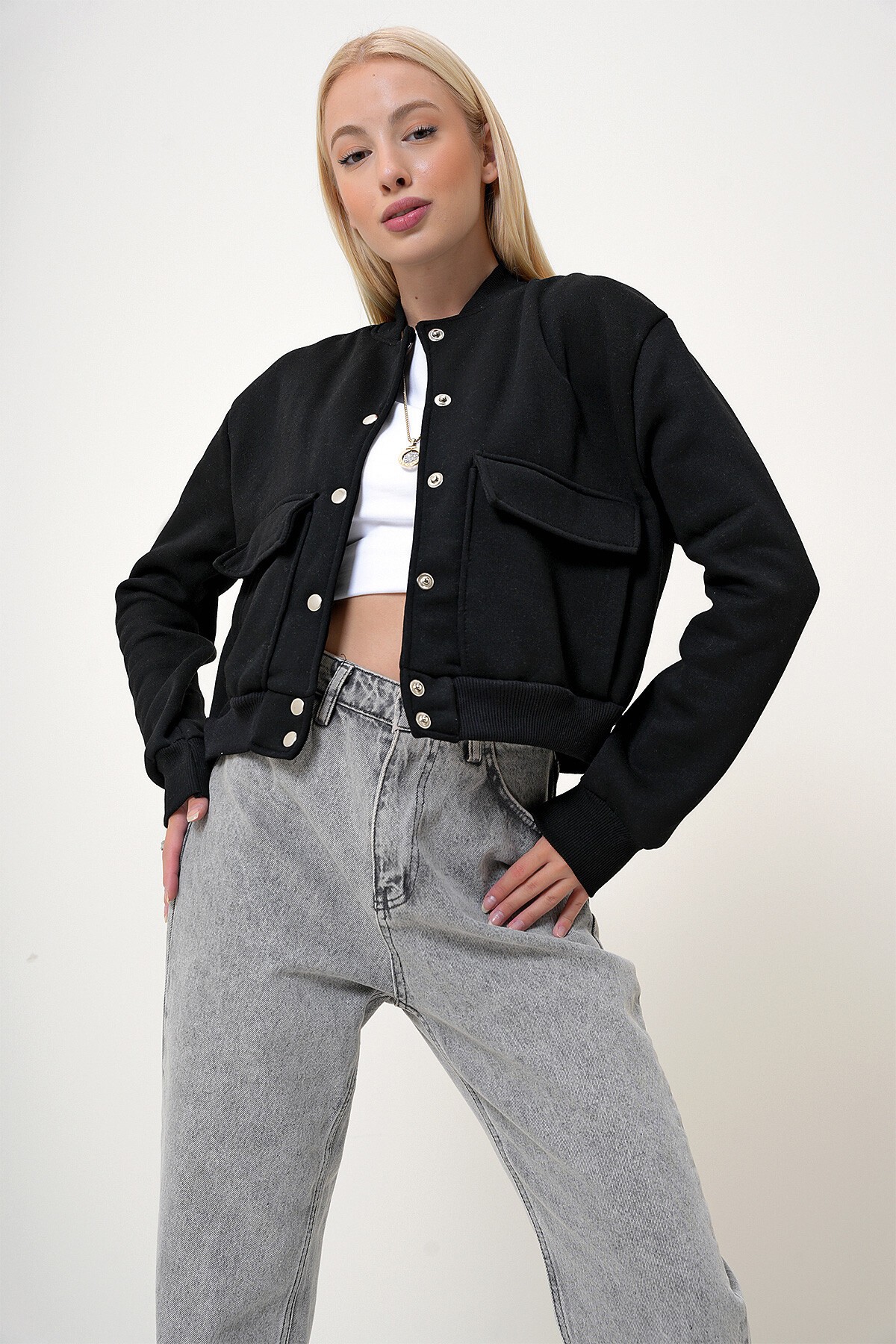 Siyah Çıt Çıt Kapamalı Çift Cepli İçi Şardonlu Crop Ceket