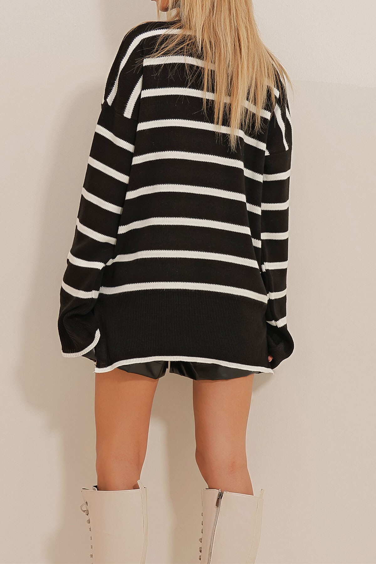 Siyah Çizgili Boğazlı Yanı Yırtmaçlı Oversize Kazak