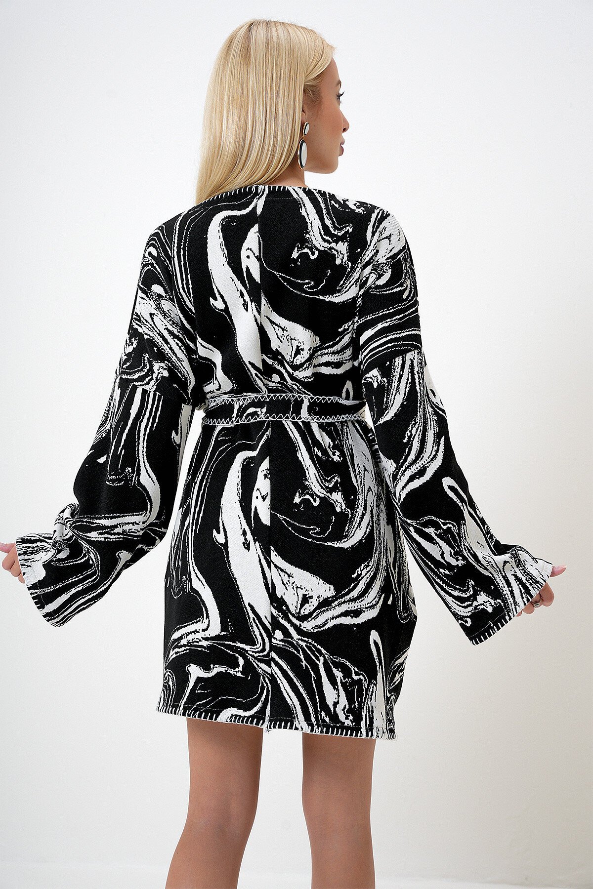 Siyah Desenli Belden Kuşaklı Oversize Triko Hırka