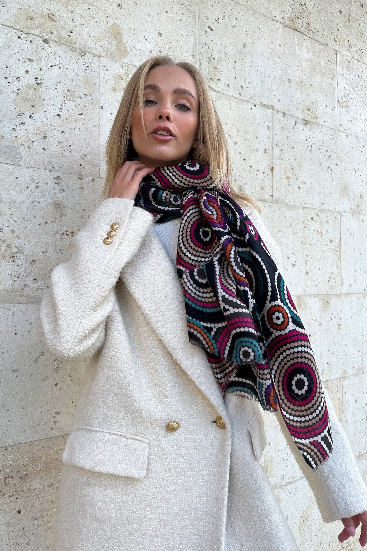 Siyah Desenli Püskül Detaylı Desenli Şal