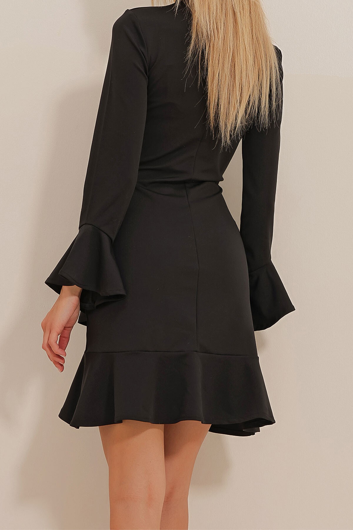 Siyah Dik Yaka Eteği Ve Kolları Balonlu Scuba Elbise