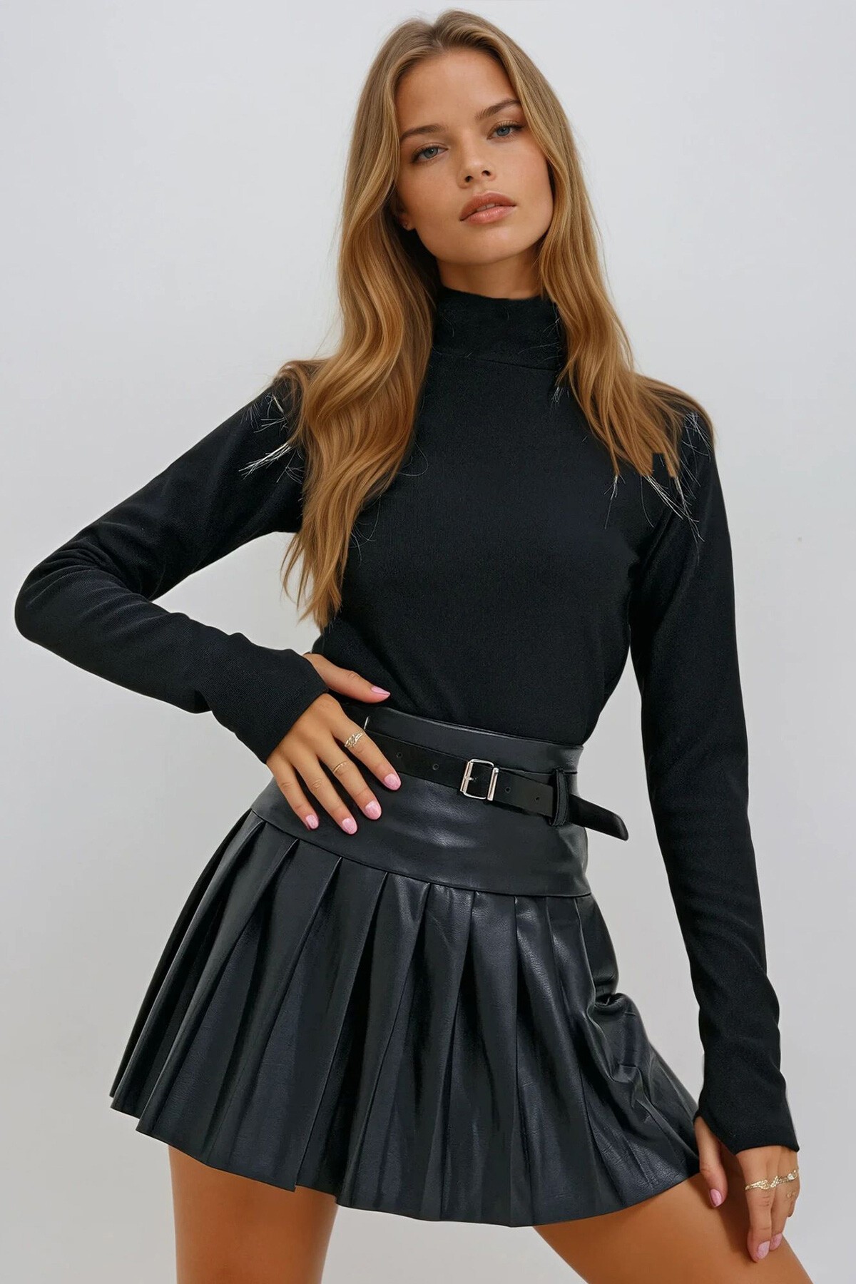 Siyah Dik Yaka Parmak Geçişli Triko Bluz