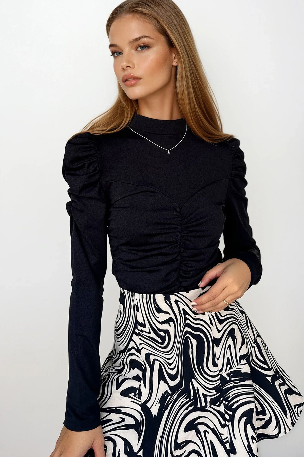 Siyah Dik Yaka Prenses Kol Önü Büzgü Detaylı Crep Örme Bluz