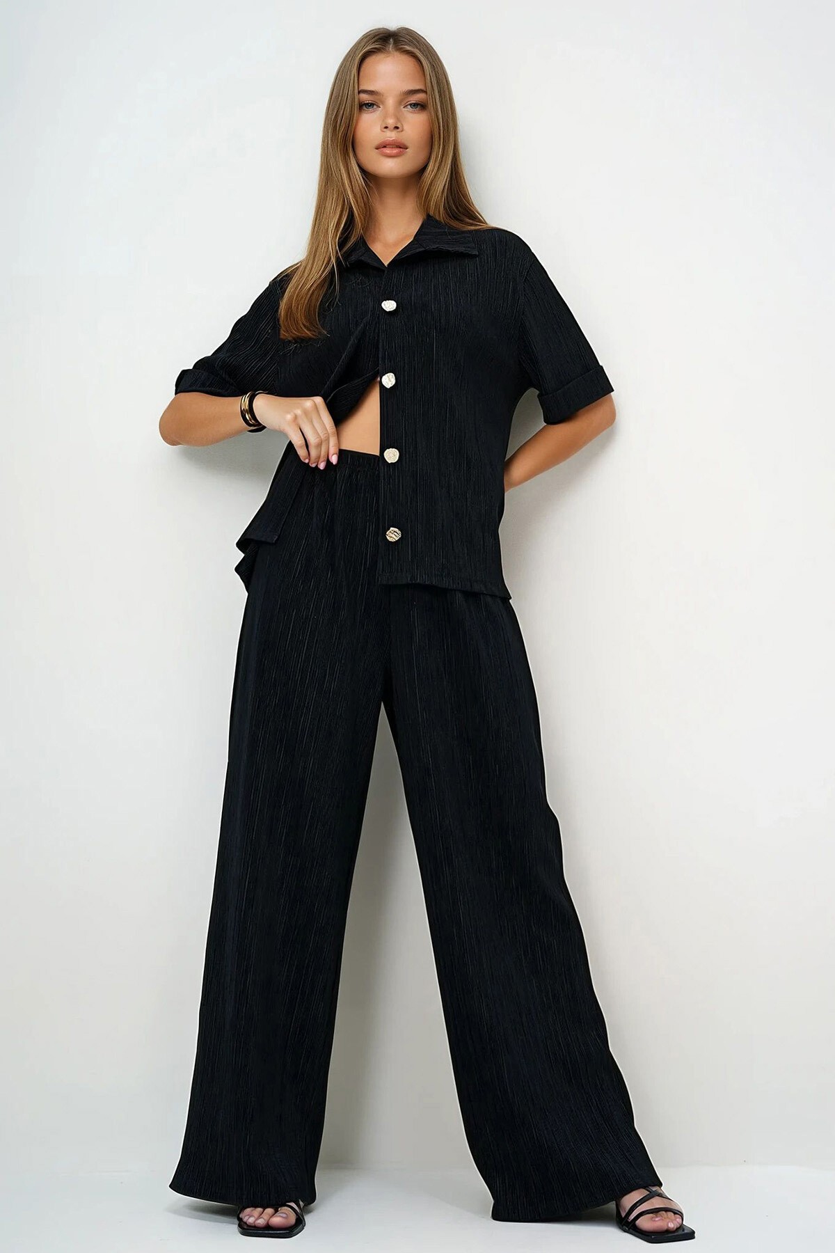 Siyah Duble Manşetli Gold Düğme Detaylı Pliseli Gömlek Ve Palazzo Pantolon Takım