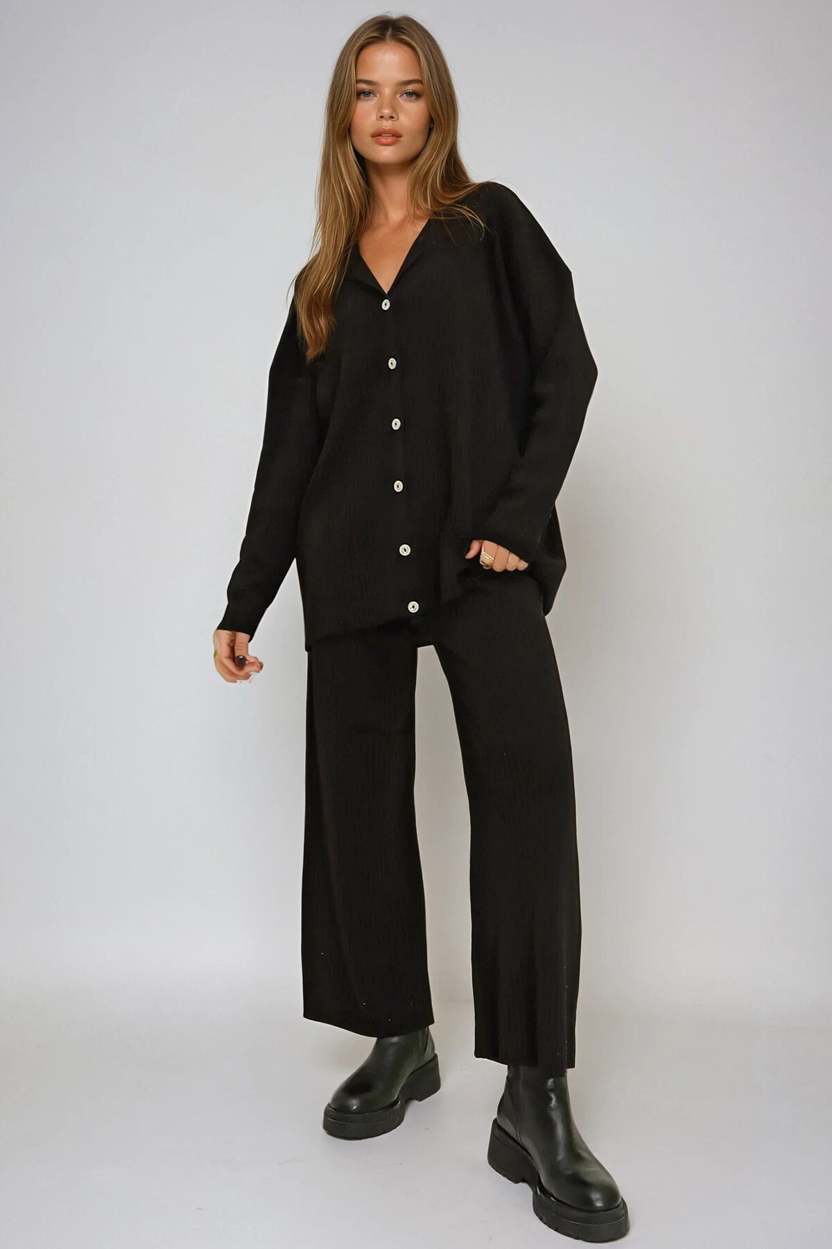 Siyah Düğmeli Kendinden Dokulu Triko Takım