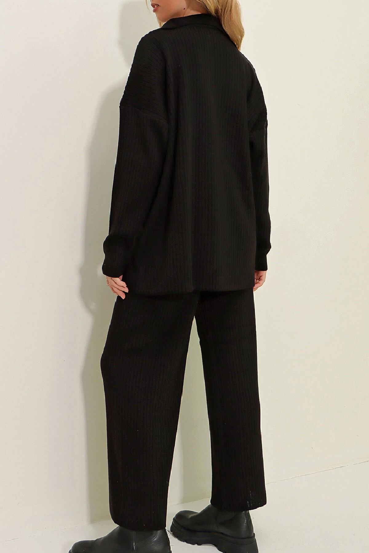 Siyah Düğmeli Kendinden Dokulu Triko Takım