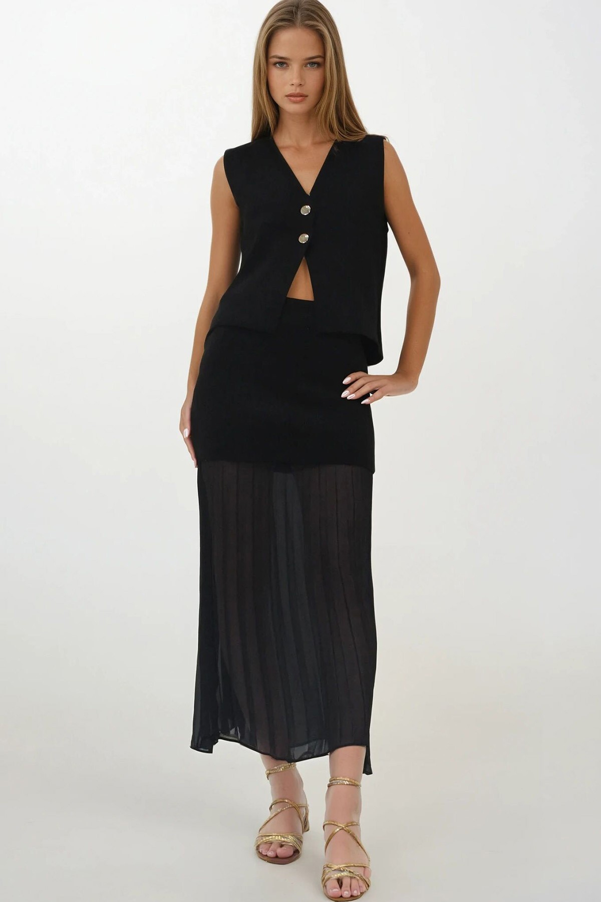 Siyah Düğmeli Yelek Ve Piliseli Tasarım Etek Triko Takım