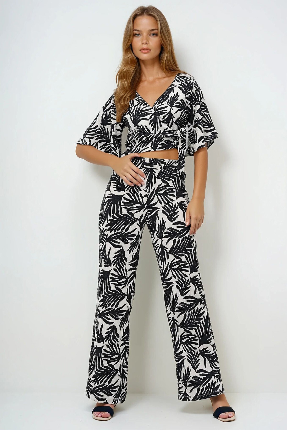 Siyah Ekru Kruvaze Yaka Bağlama Detaylı Bürümcük Crop Bluz Ve Pantolon Takım