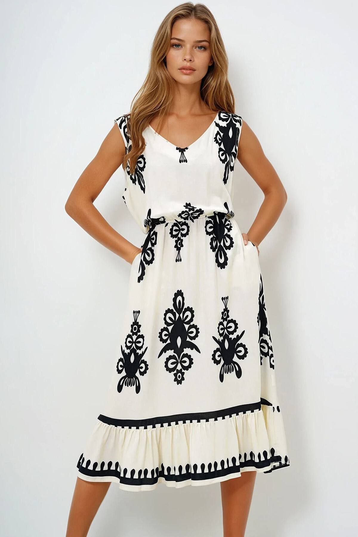 Siyah Ekru Ön Arka V Yaka Desenli Eteği Volanlı Yazlık Dokuma Elbise