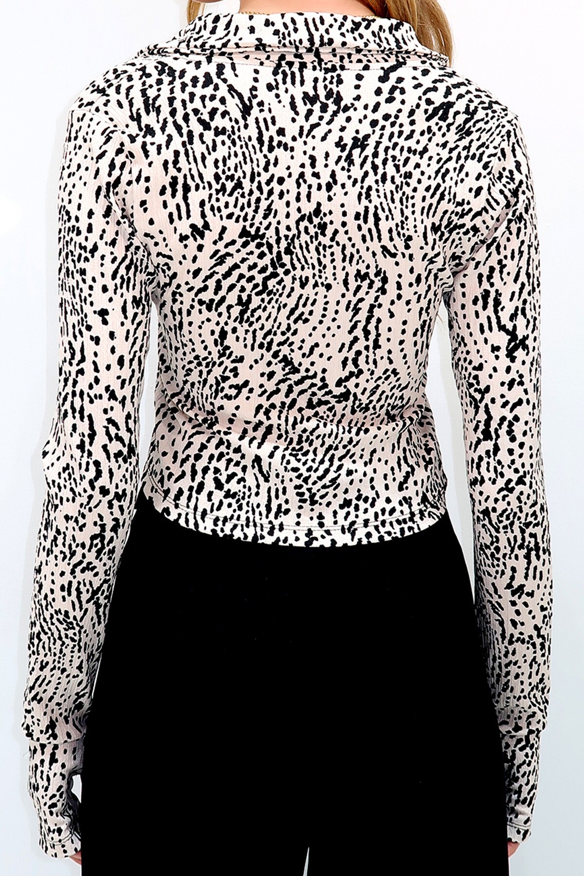 Siyah Ekru Yarım Balıkçı Yaka Önü Fermuarlı Örme Krep Bluz