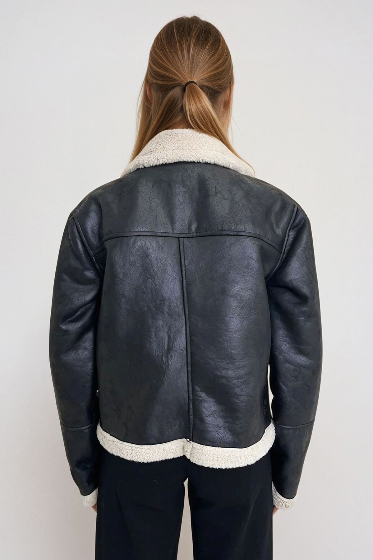 Siyah Fermuar Kapamalı Çift Cepli İçi Kürklü Ceket