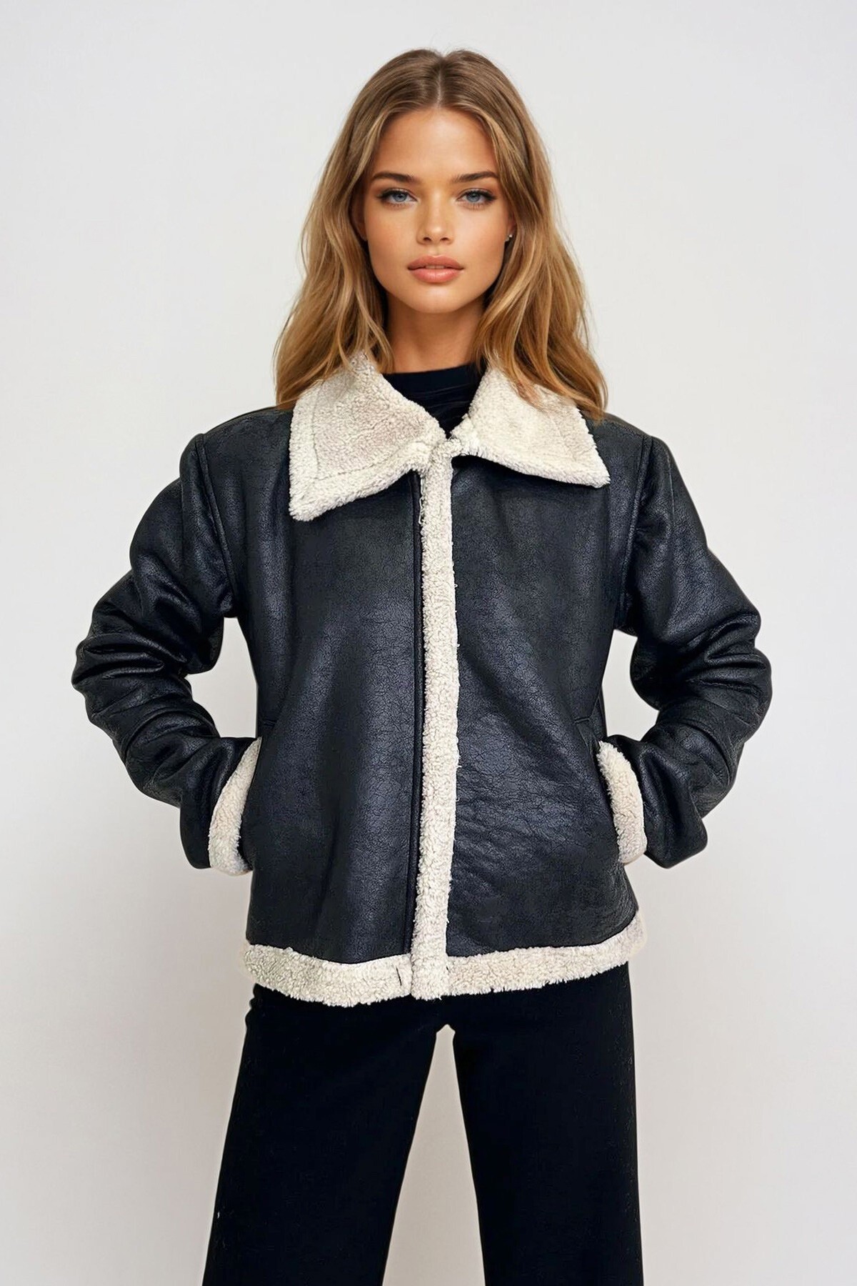 Siyah Fermuar Kapamalı Çift Cepli İçi Kürklü Ceket