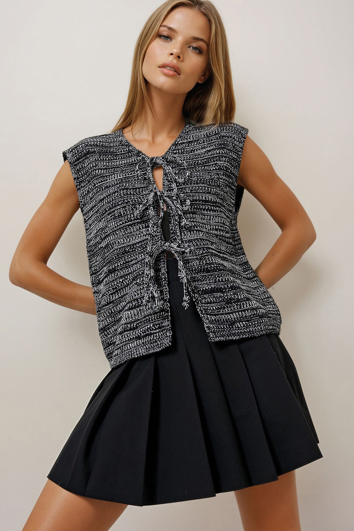 Siyah Fiyonk Detaylı Örme Yelek