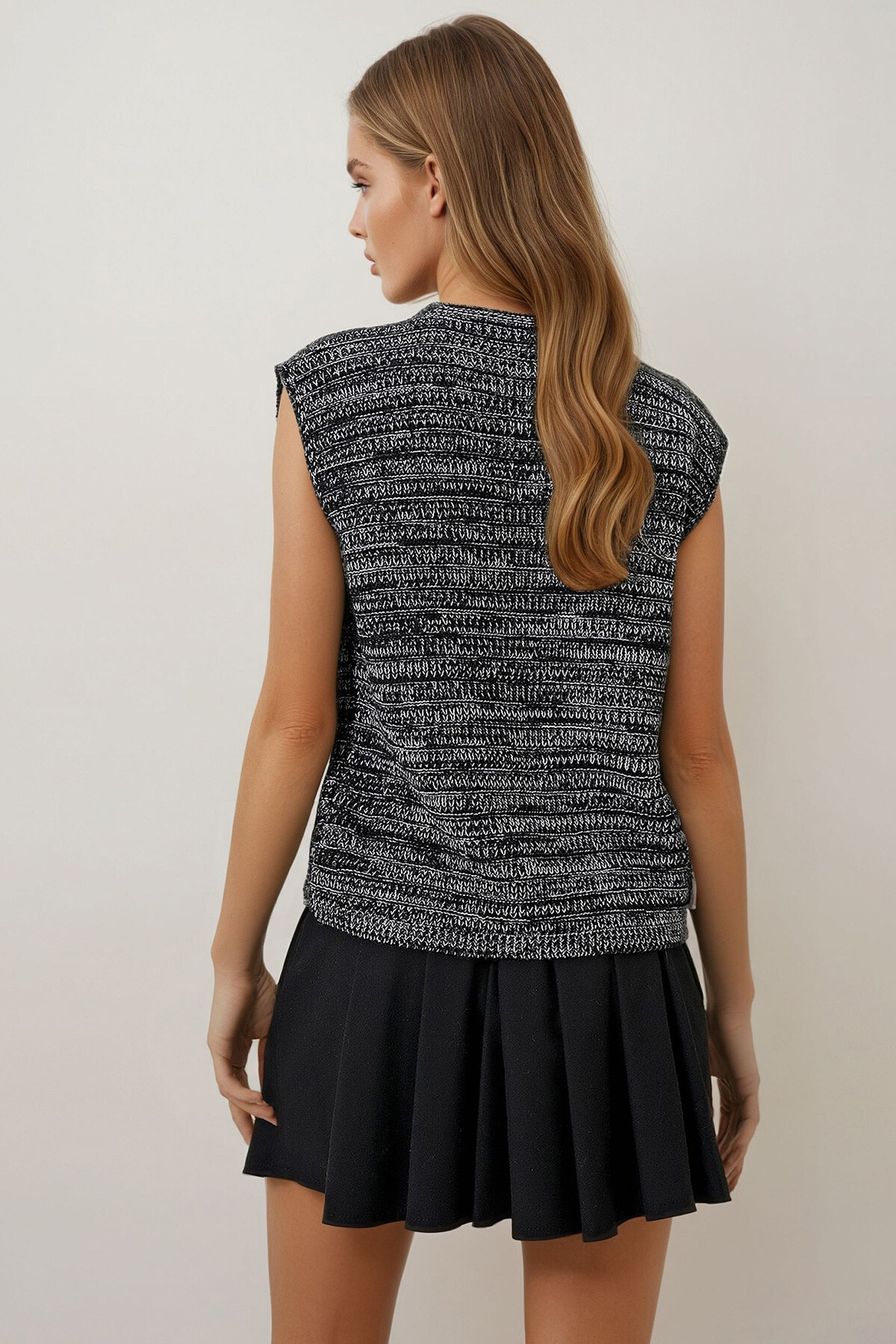 Siyah Fiyonk Detaylı Örme Yelek