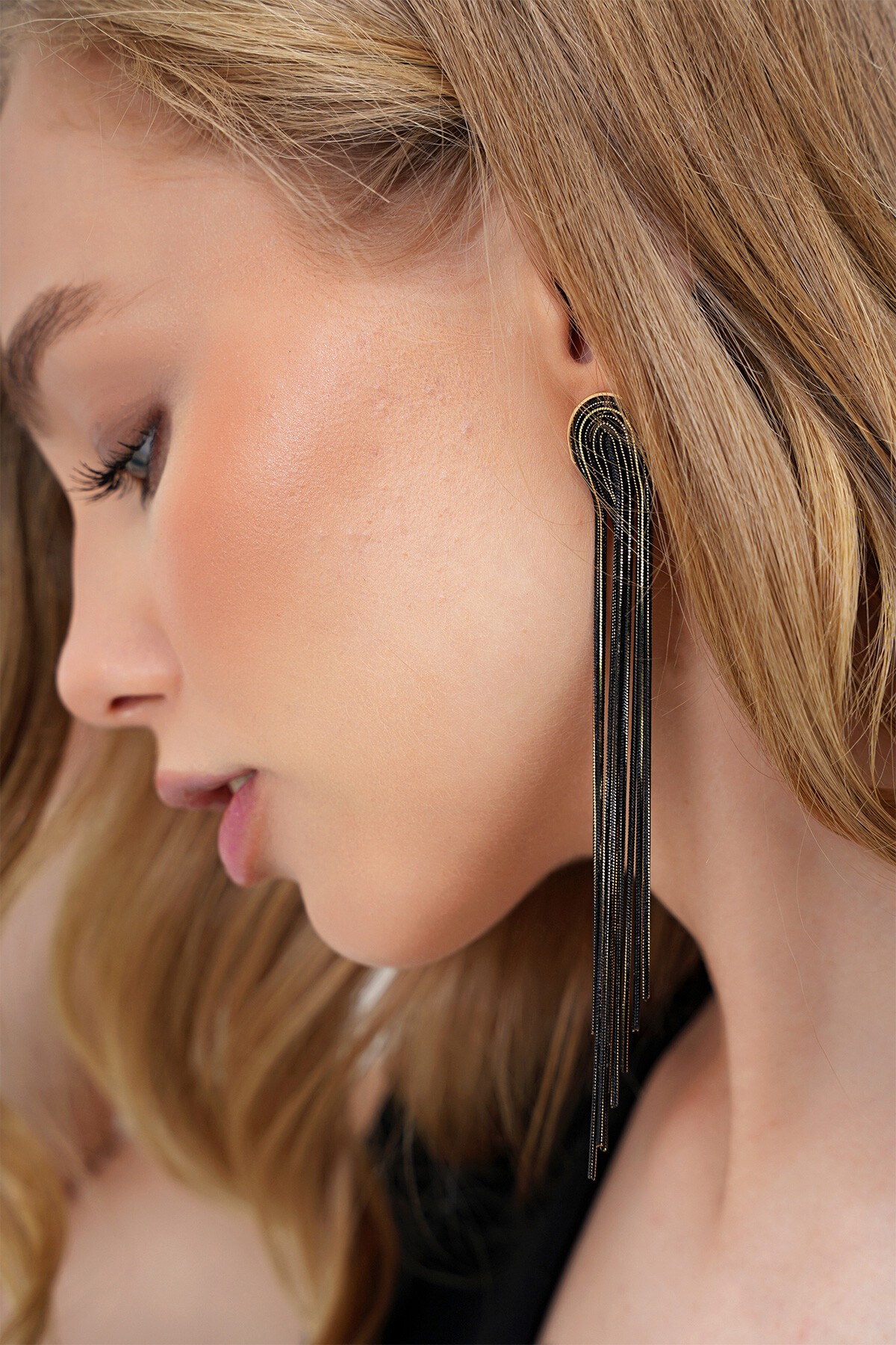 Siyah Gold Detaylı Sallantılı Zincir Küpe