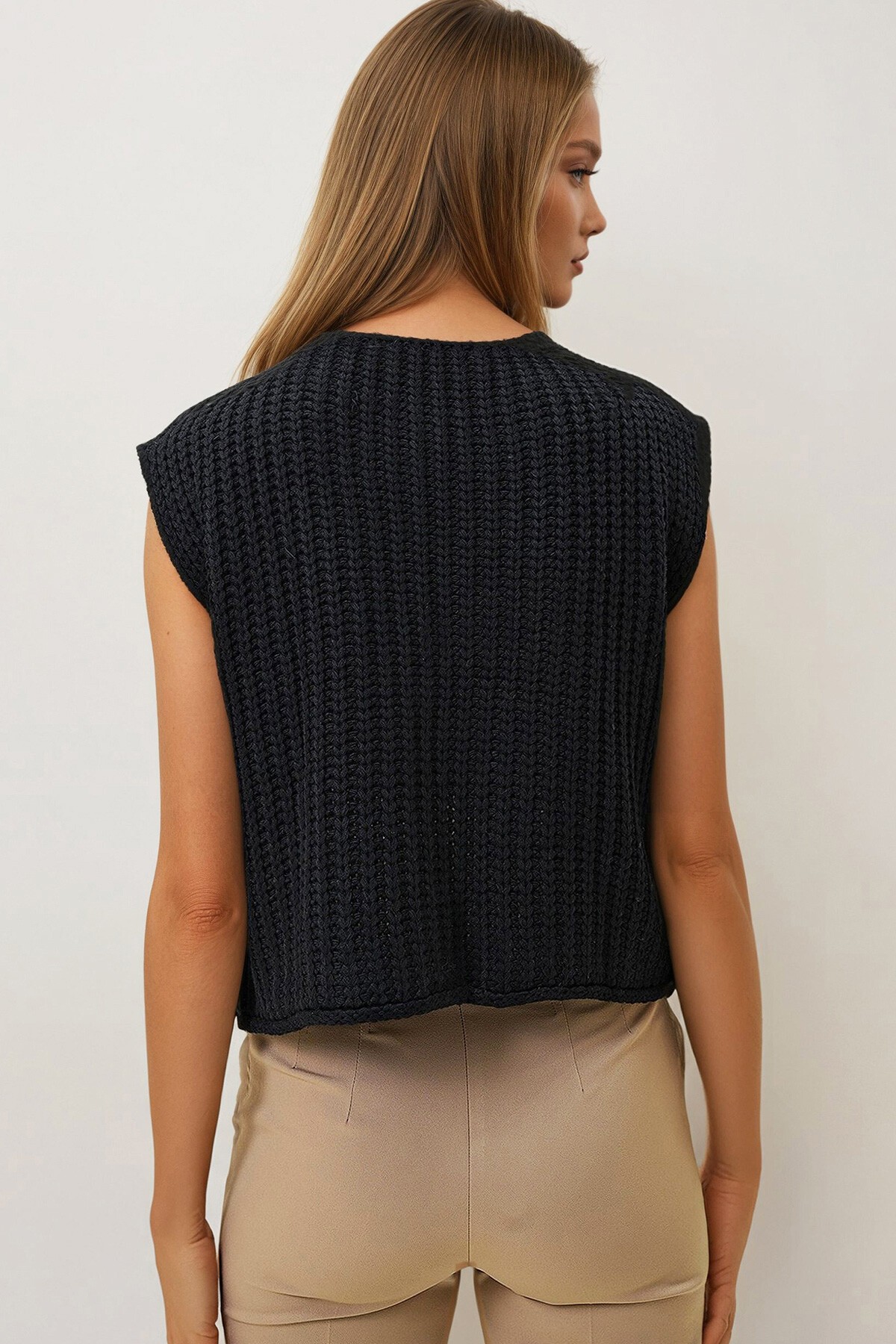 Siyah Gold Düğmeli Çift Cepli Triko Örme Yelek