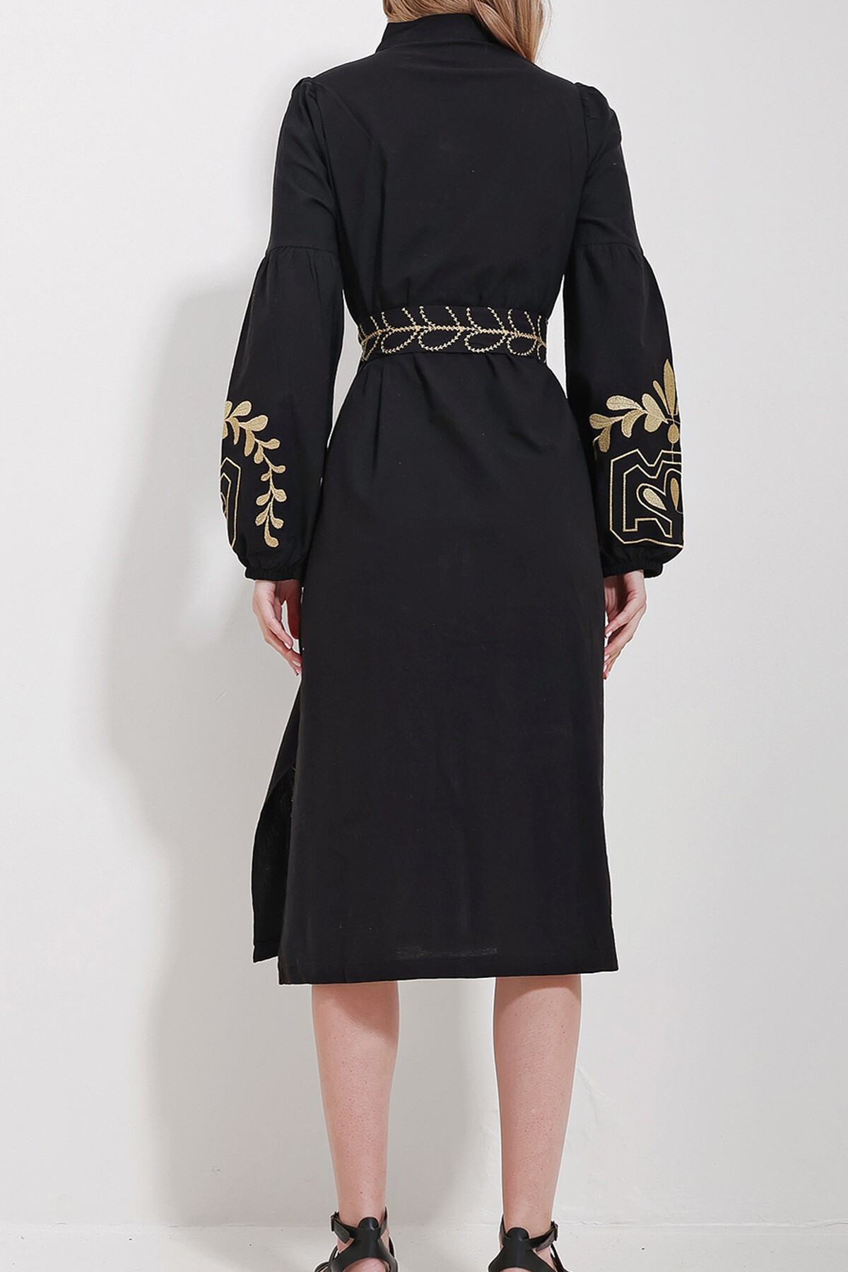 Siyah Hakim Yaka Kemerli Çift Yırtmaçlı Keten Elbise