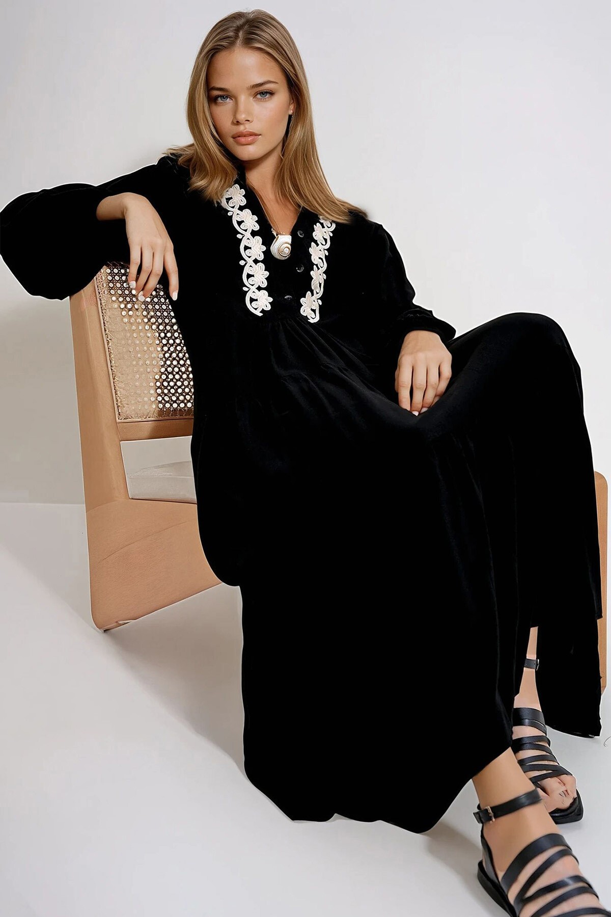 Siyah Hakim Yaka Robası Düğmeli Kat Kat Volanlı Nakışlı Balon Kol Dokuma Elbise