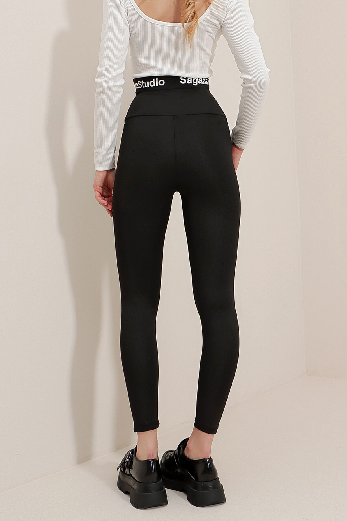 Siyah Halka Fermuar Detaylı Mat Dokulu Yüksek Bel Tayt