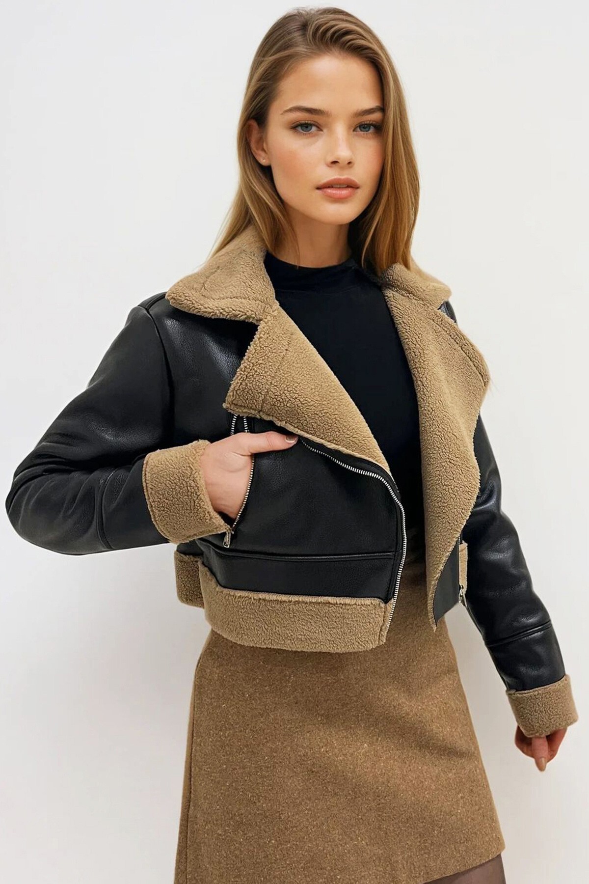 Siyah İçi Kürklü Yandan Fermuarlı Fermuar Cepli Crop Mont