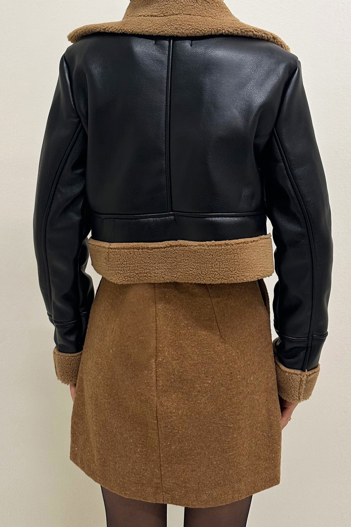 Siyah İçi Kürklü Yandan Fermuarlı Fermuar Cepli Crop Mont