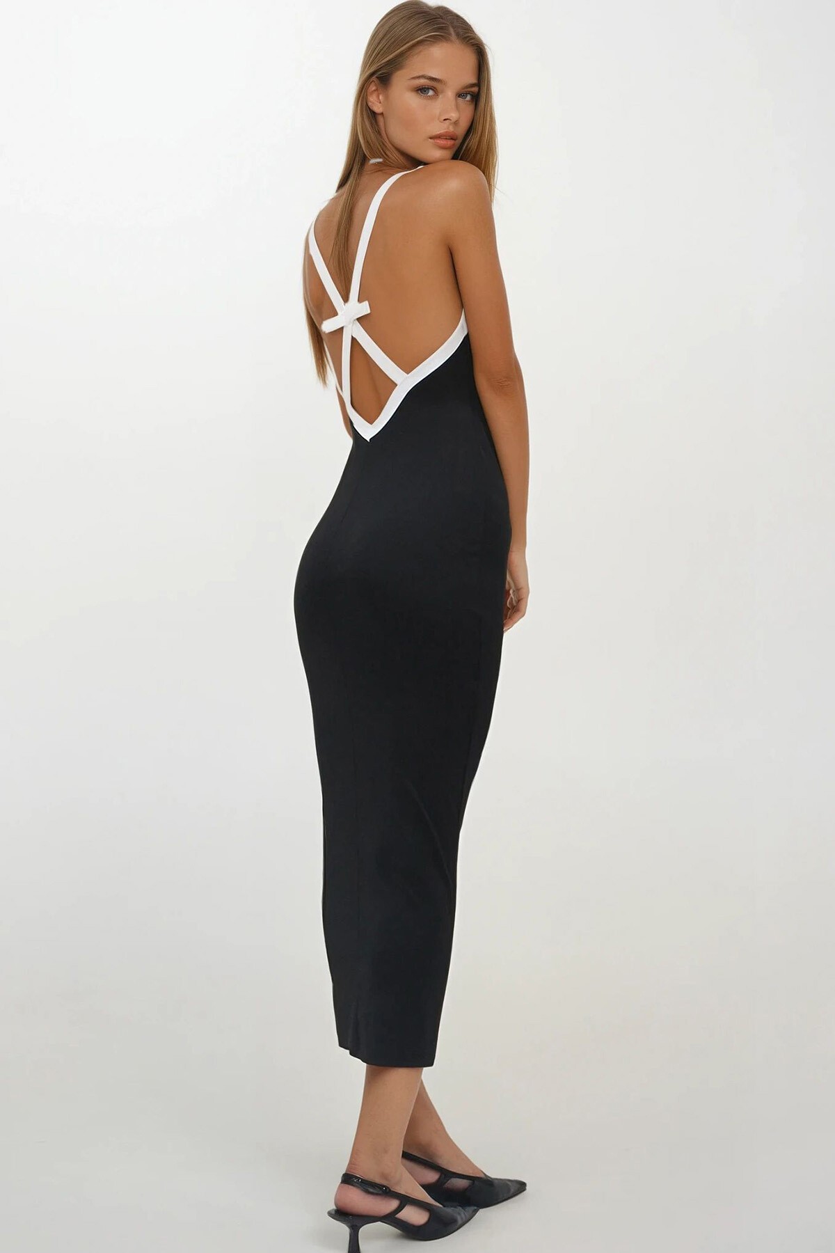 Siyah İnce İp Askılı Kolsuz Midi Boy Elbise