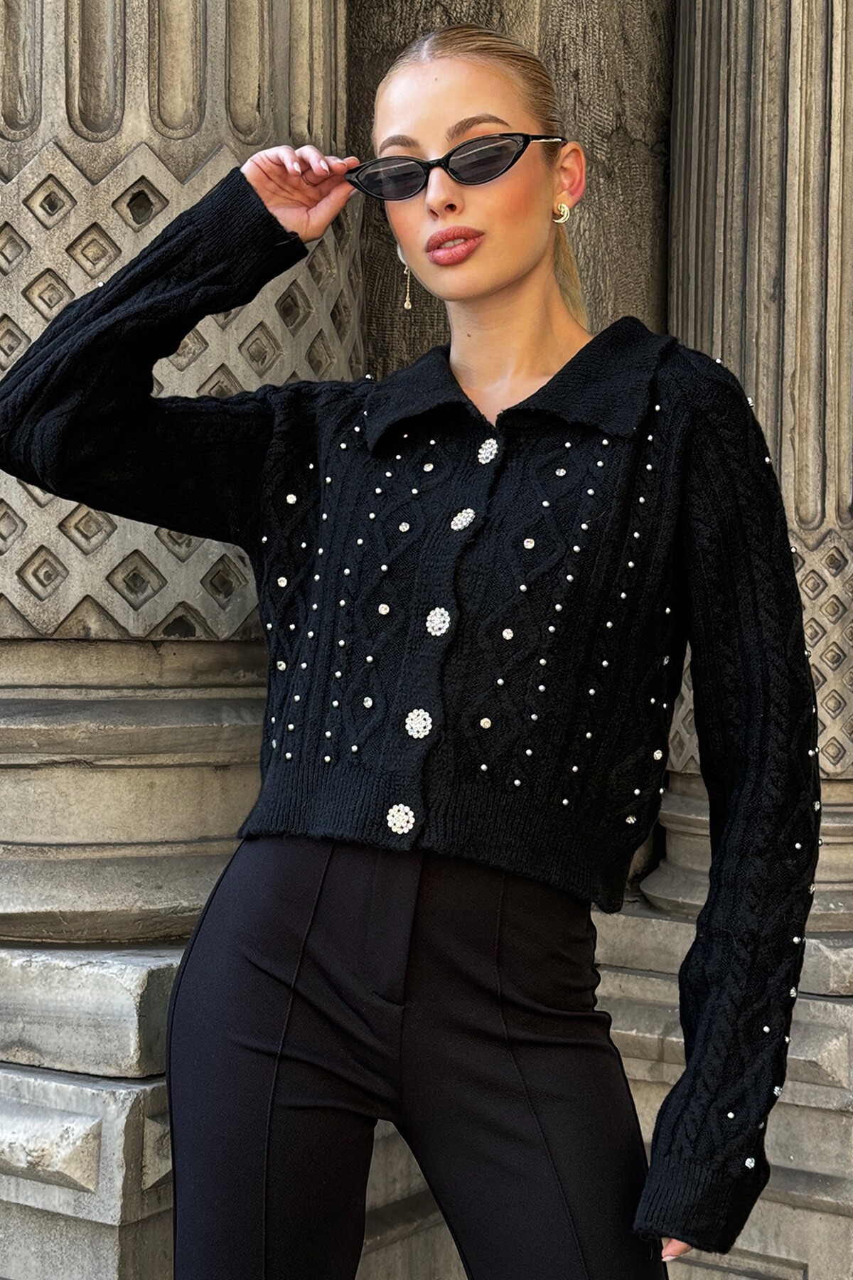 Siyah İşlemeli Triko Hırka