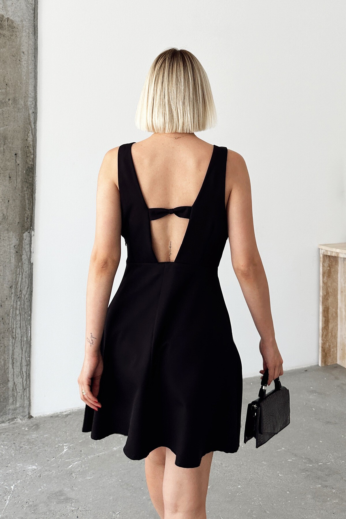 Siyah Kalın Askılıı Derin V Yaka Sırt Detaylı  Mini Elbise