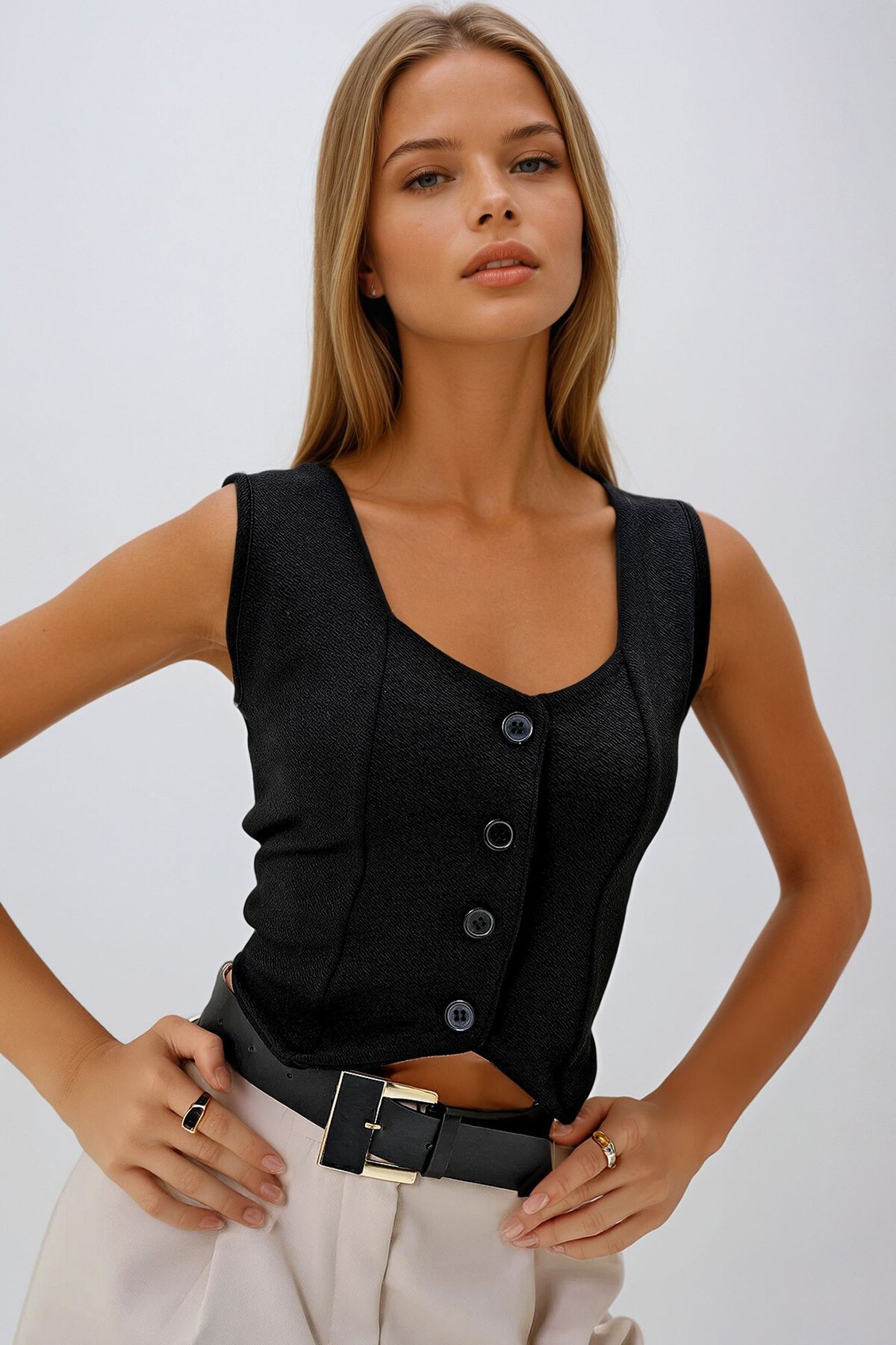 Siyah Kalp Yaka Düğmeli Crop Yelek