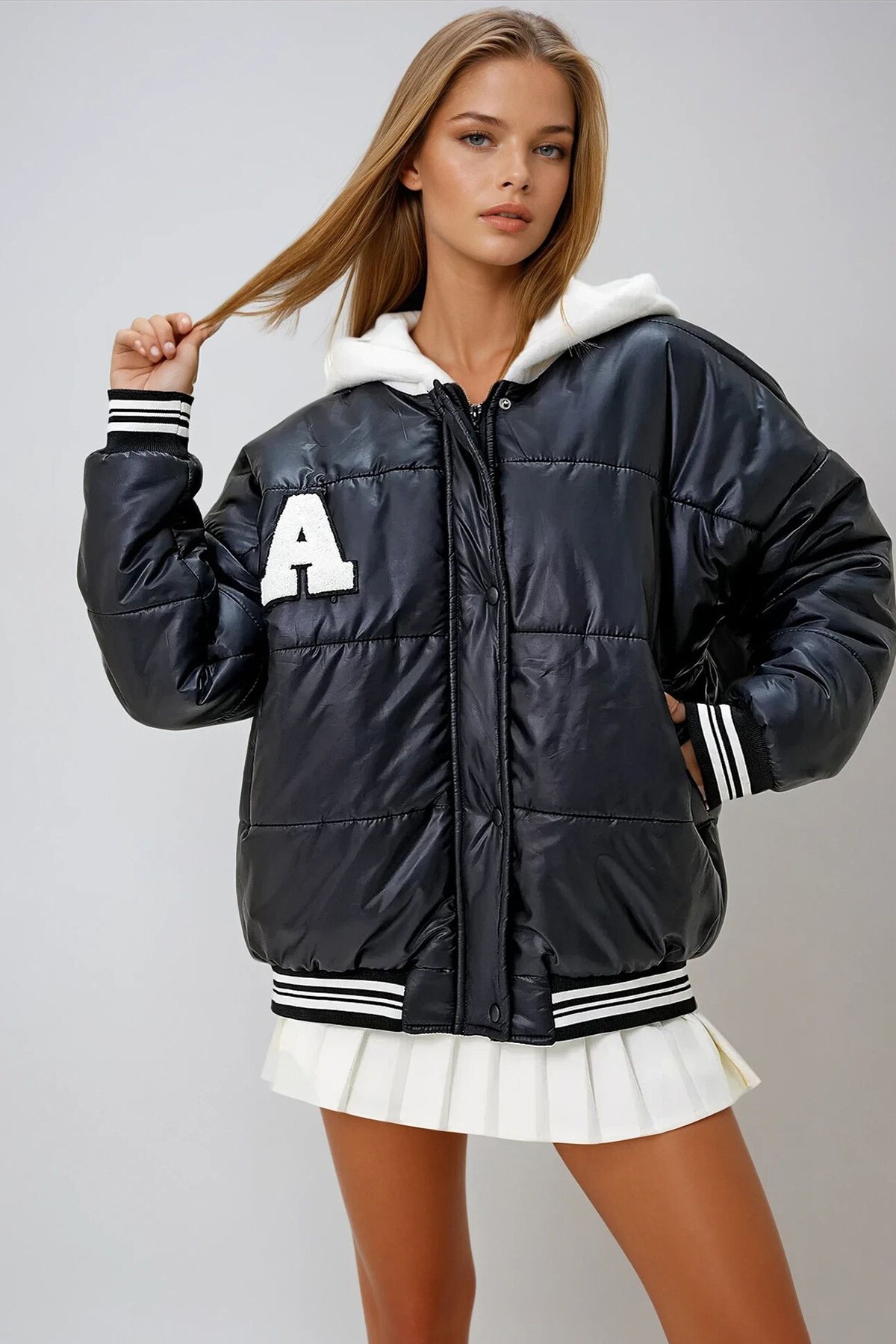 Siyah Kapüşonlu Arma Detaylı Puffer Mont