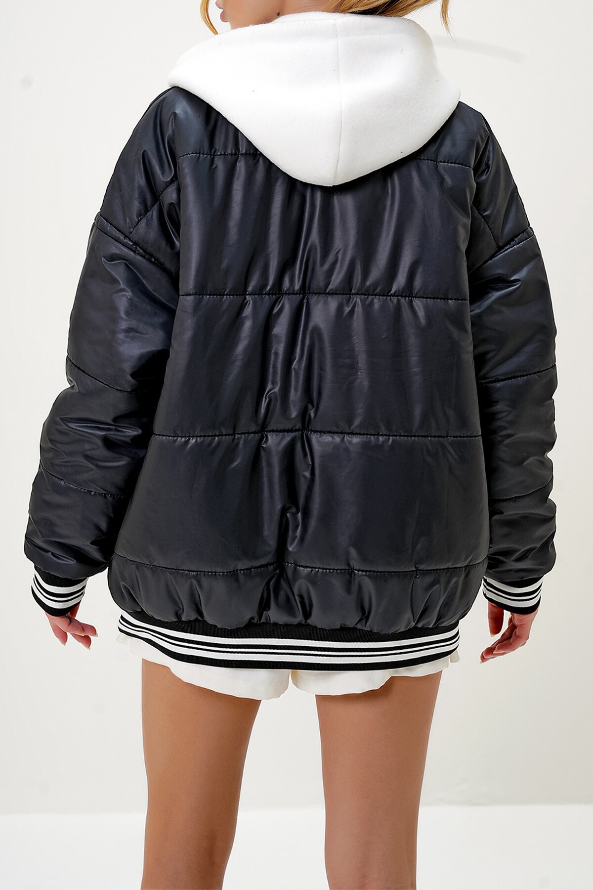 Siyah Kapüşonlu Arma Detaylı Puffer Mont