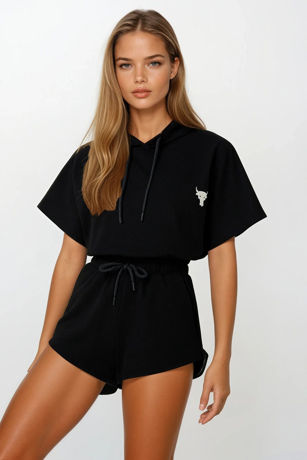 Siyah Kapüşonlu Crop Sweatshirt Ve Şortlu Takım