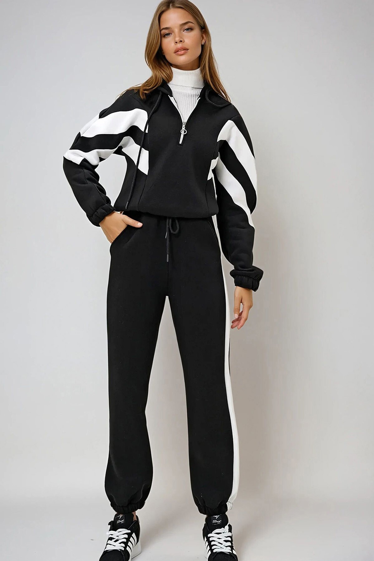 Siyah Kapüşonlu Renk Bloklu Yarım Fermuarlı İçi Şardonlu Sweatshırt Ve  Eşofman Takımı