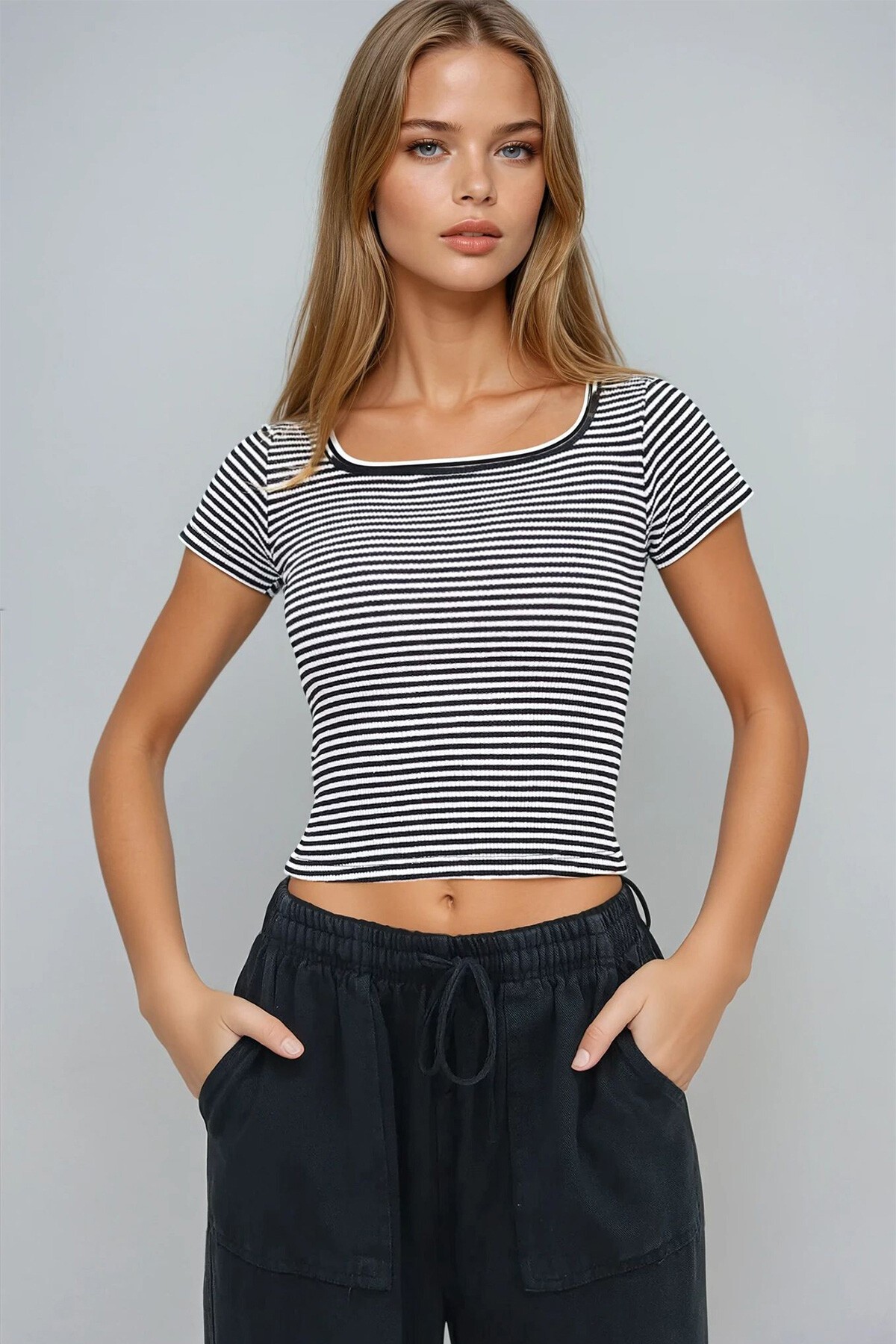 Siyah Kare Yaka Çizgli Crop Bluz